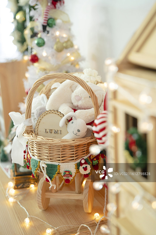 橱窗中的圣诞礼物篮推车图片素材