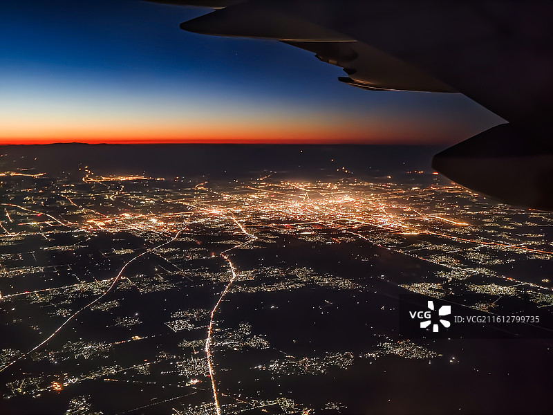 在飞机上俯瞰灯光璀璨的城市夜景图片素材