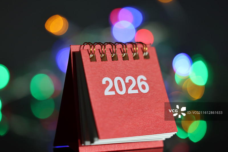 黑色背景下桌子上的新年日历特写镜头图片素材