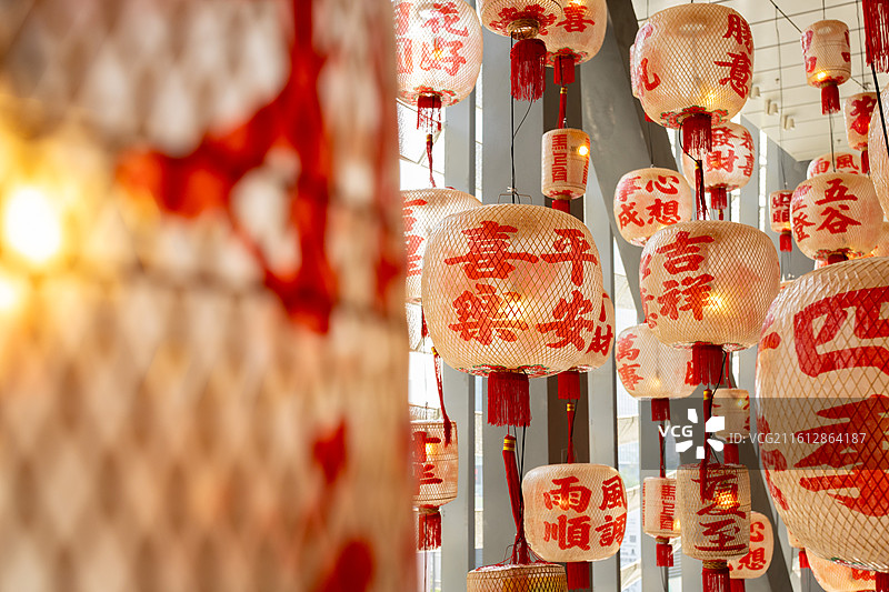 悬挂的大量中国传统灯笼图片素材