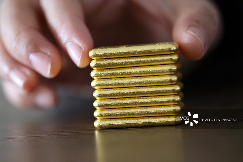 金条放在堆叠的钱币上图片素材