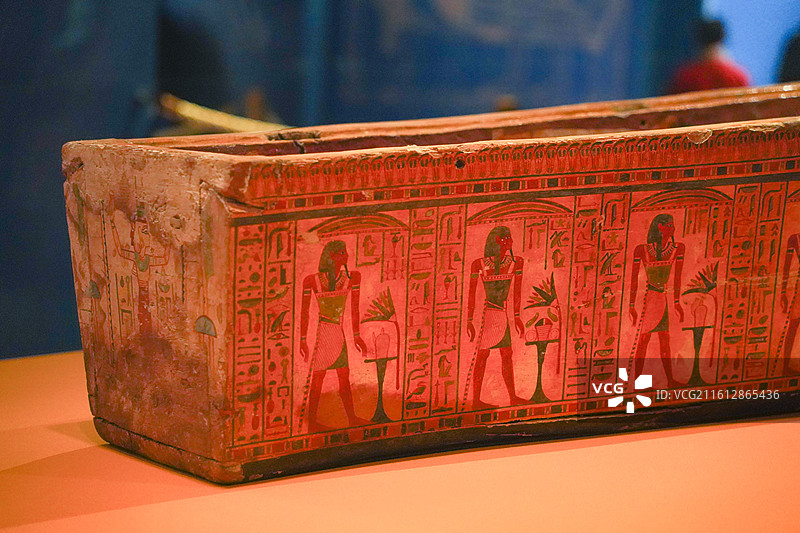 埃及国家博物馆藏第21王朝阿蒙纽特纳赫特彩绘人形内棺图片素材