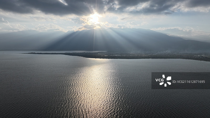 云南大理市洱海日落丁达尔效应航拍图片素材