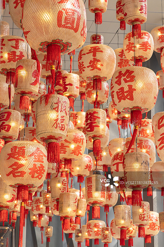 悬挂的大量中国传统灯笼图片素材