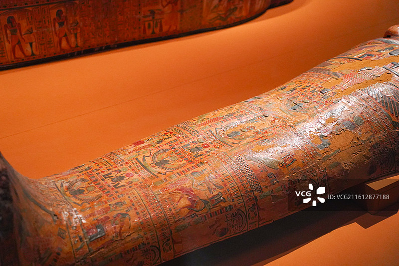 埃及国家博物馆藏第21王朝阿蒙纽特纳赫特彩绘人形内棺图片素材