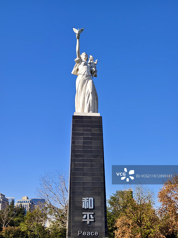 侵华日军南京大屠杀遇难同胞纪念馆放飞白鸽和平纪念碑图片素材