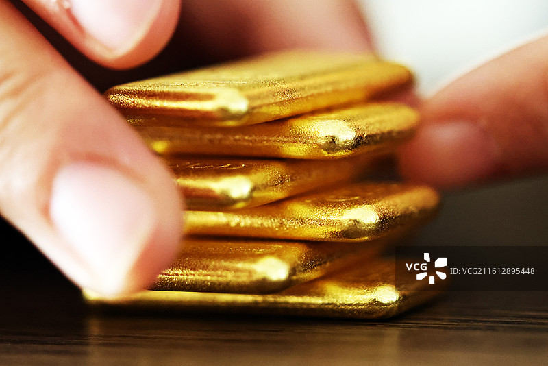 金条放在堆叠的钱币上图片素材