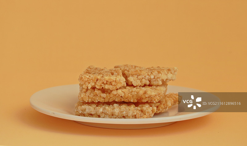 盘子上的糯米锅巴图片素材