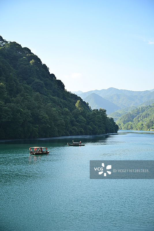 资兴小东江湖：山水间的流动雾霭图片素材