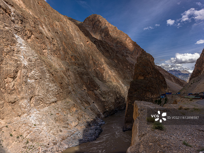 西藏昌都市八宿县318国道怒江大峡谷的绝美风光。画面中，湍急的怒江奔腾而过，两侧是陡峭险峻的山壁。图片素材