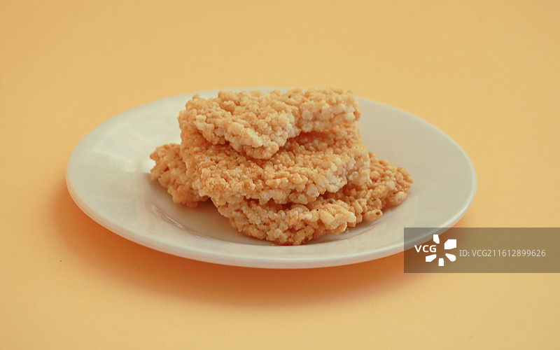 盘子上的糯米锅巴图片素材