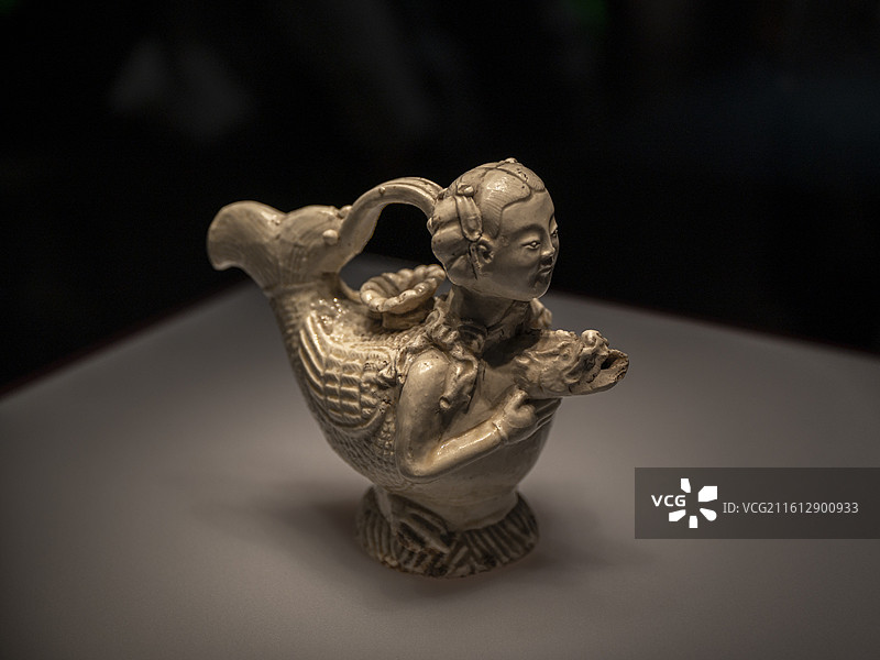 白釉人首摩羯形提梁注壶，辽，赤峰市巴林左旗出土，内蒙古博物院藏，一级文物图片素材