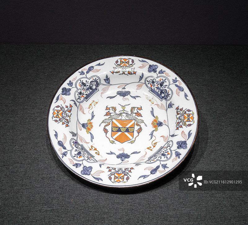 清代外销瓷器，广彩瓷，纹章瓷，盘子图片素材