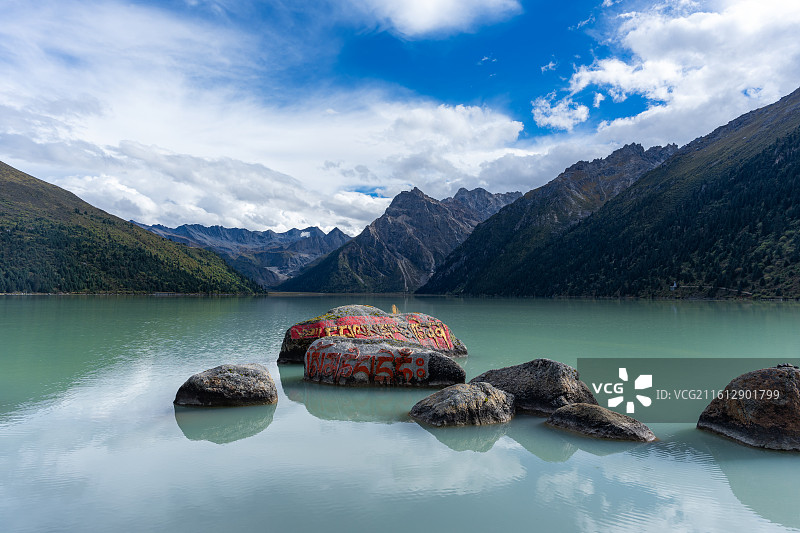 新路海位于德格县境内的雀儿山下，川藏公路侧，距甘孜县城98公里，距德格县城100公里，海拔4040米图片素材