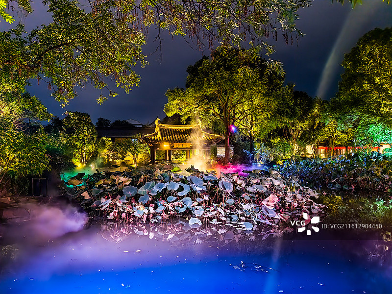 绍兴沈园荷花池和孤鹤轩的烟雾夜景图片素材