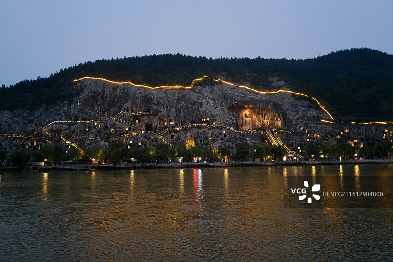 河南洛阳龙门石窟从伊河对岸东山石窟观西山石窟卢舍那大佛夜景风光图片素材