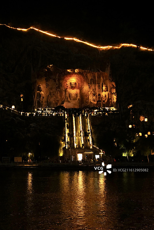 河南洛阳龙门石窟从伊河对岸东山石窟观西山石窟卢舍那大佛夜景风光图片素材