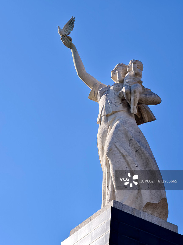 侵华日军南京大屠杀遇难同胞纪念馆放飞白鸽和平纪念碑图片素材