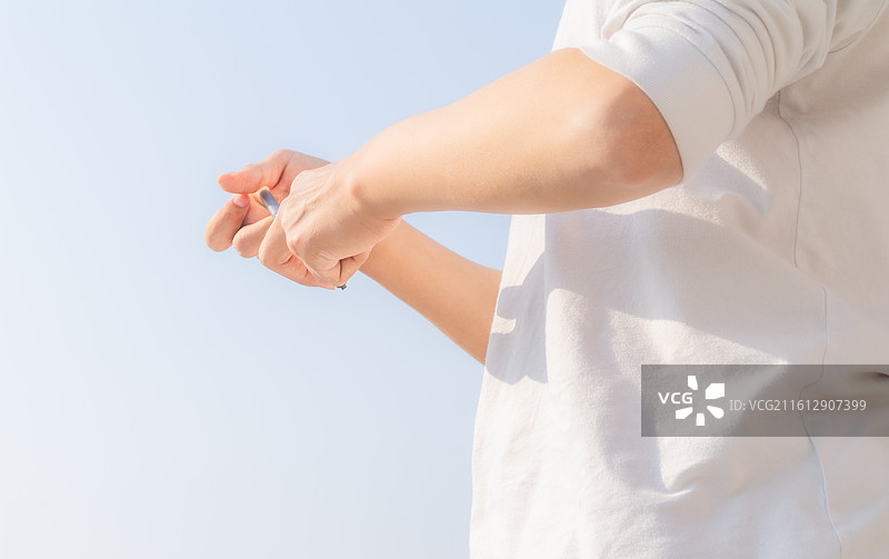 户外蓝天背景下脑瘫患者进行握笔书写与康复训练，展示受教育权与精细动作改善。图片素材