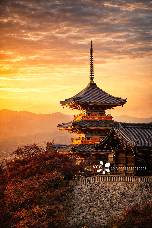 京都清水寺夕照：三重塔与秋色图片素材