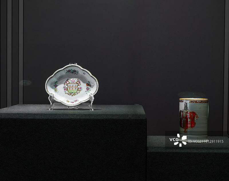 清代外销瓷器，广彩瓷，纹章瓷，描金大啤酒杯图片素材