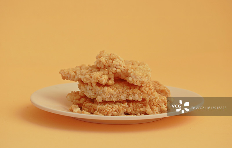 盘子上的糯米锅巴图片素材