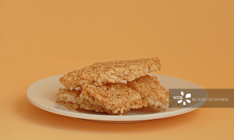 盘子上的糯米锅巴图片素材