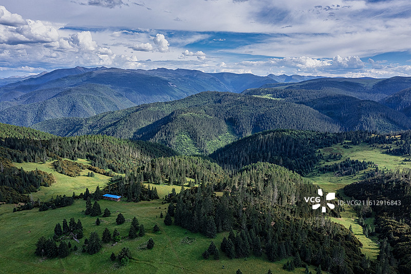 雅江郭岗顶位于四川省甘孜州雅江县西俄洛镇，是康巴汉子村旅游景区的重要组成部分，也是国家 4A 级景区图片素材