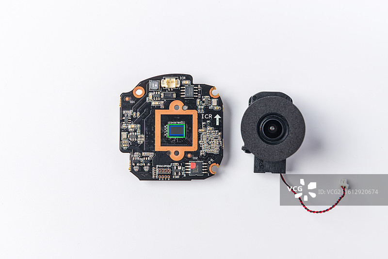 安防监控摄像头、内部电路板传感器与电阻电容器特写图片素材