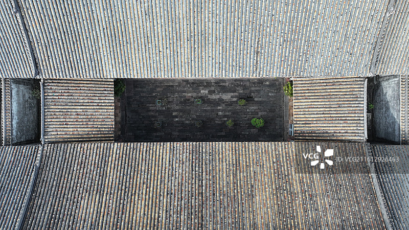 晴朗天气广东省广州市番禺区沙湾古镇岭南传统古建筑屋顶近景图片素材