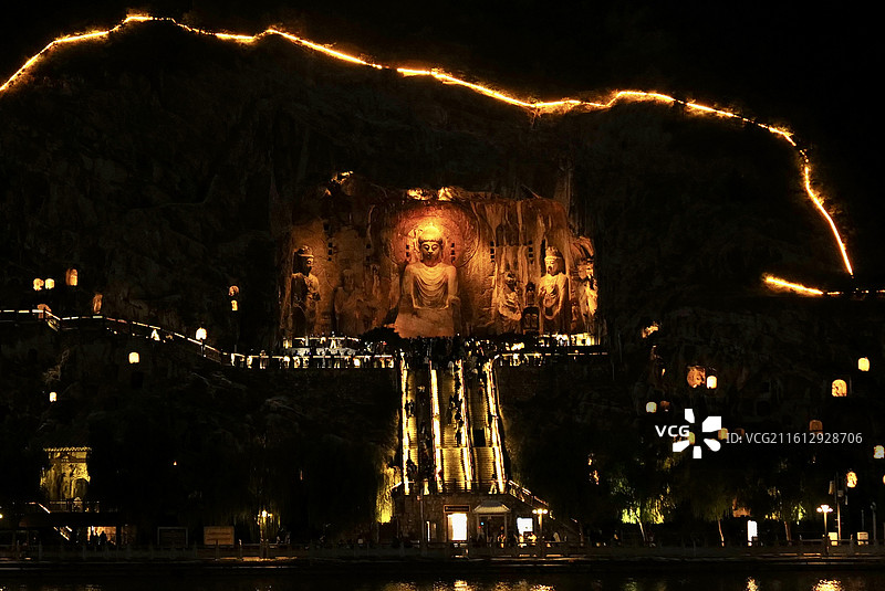 河南洛阳龙门石窟从伊河对岸东山石窟观西山石窟卢舍那大佛夜景风光图片素材