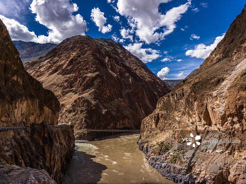 西藏昌都市八宿县318国道怒江大峡谷的绝美风光。画面中，湍急的怒江奔腾而过，两侧是陡峭险峻的山壁。图片素材