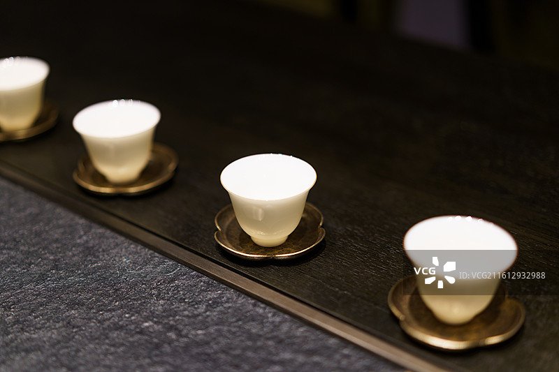 茶桌上一排茶杯图片素材