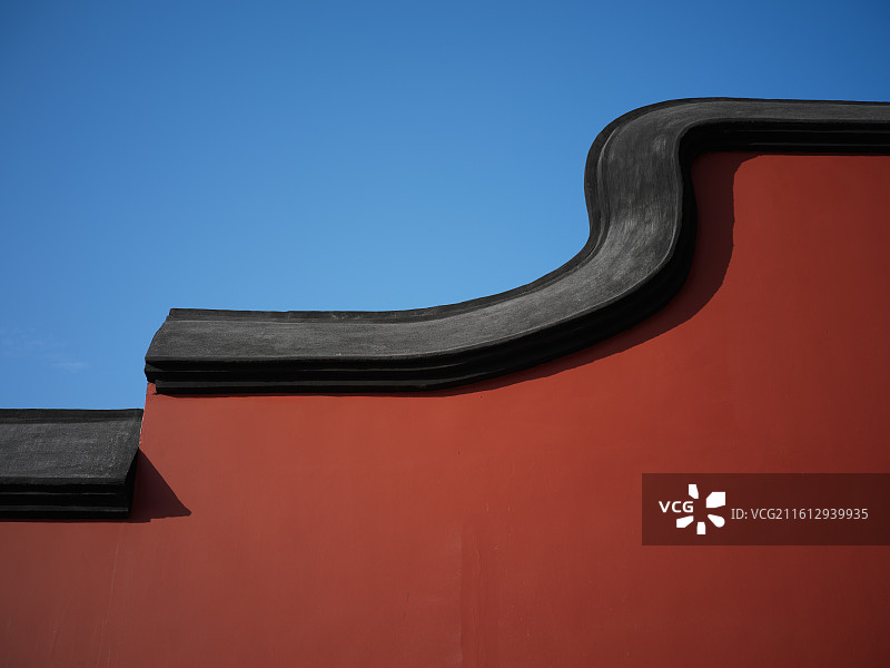 福建省福州市文庙红墙黑檐与蓝天图片素材