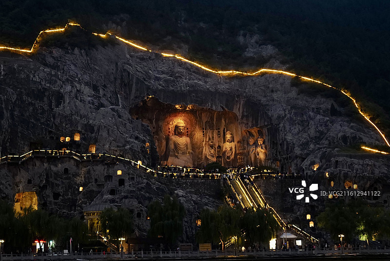 河南洛阳龙门石窟从伊河对岸东山石窟观西山石窟卢舍那大佛夜景风光图片素材