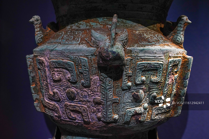 兽面纹青铜罍（商），湖南岳阳县荣家湾镇农科村舫鱼山出土图片素材