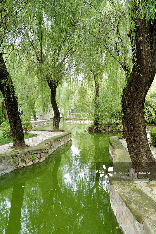 河南洛阳“天下第一寺”白马寺小桥流水与垂柳图片素材