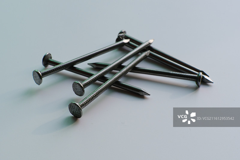白色背景下的钢钉铁钉金属钉子。留白设计素材元素图片素材