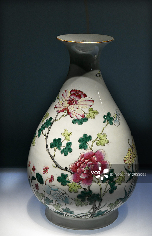 山东博物馆“瓷·韵——馆藏明清官窑瓷器展”粉彩花纹玉壶春瓶图片素材