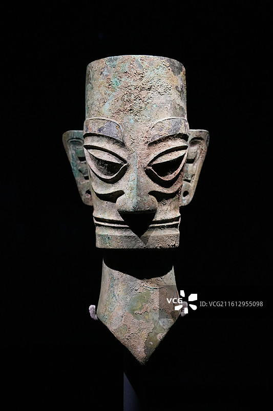 中国四川广汉三星堆博物馆青铜人头像图片素材