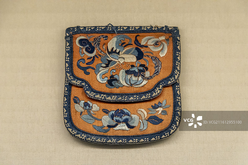 浙江杭州中国丝绸博物馆“中国丝绸与丝绸之路”展：荷包（清末—民国初，19世纪末—20世纪初）图片素材