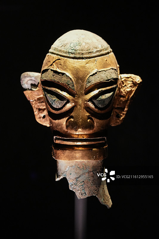 中国四川广汉三星堆博物馆戴金面罩青铜人头像图片素材