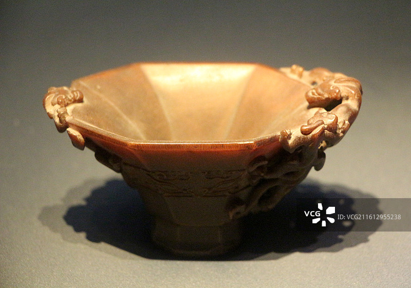 南京市博物院 —— 犀角雕螭虎纹八角杯图片素材