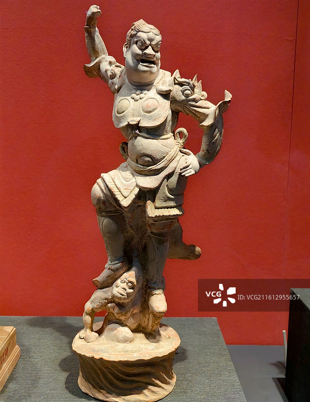 西安陕西历史博物馆唐代彩绘天王俑图片素材