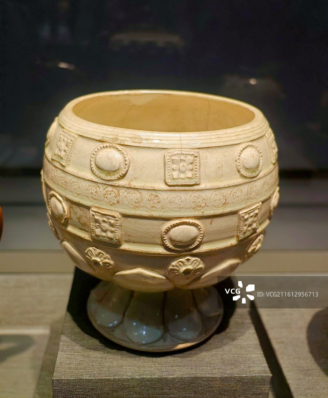 西安陕西历史博物馆唐代白釉贴花高足钵图片素材