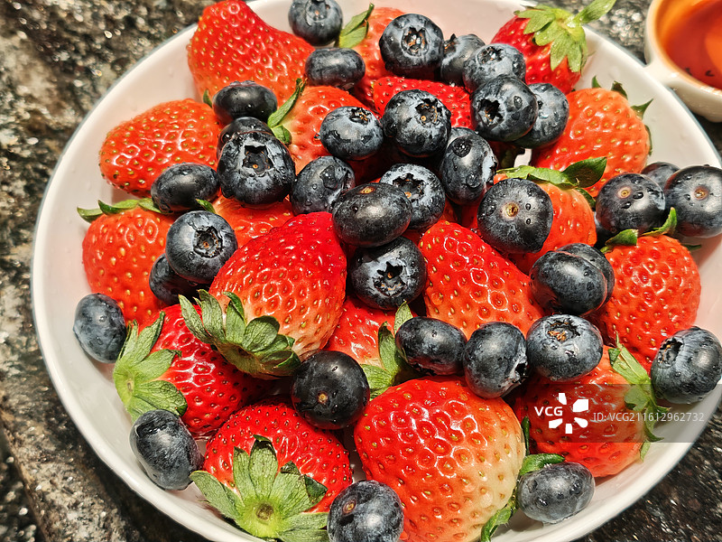 美食特写 盘子里的草莓和蓝莓图片素材