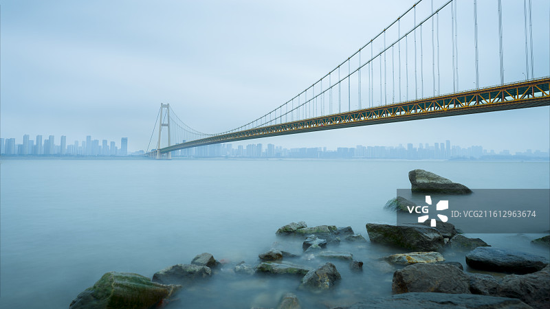 晨雾中的武汉杨泗港大桥图片素材