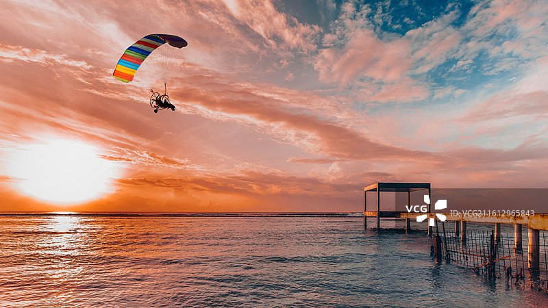 落日余晖下的动力伞图片素材