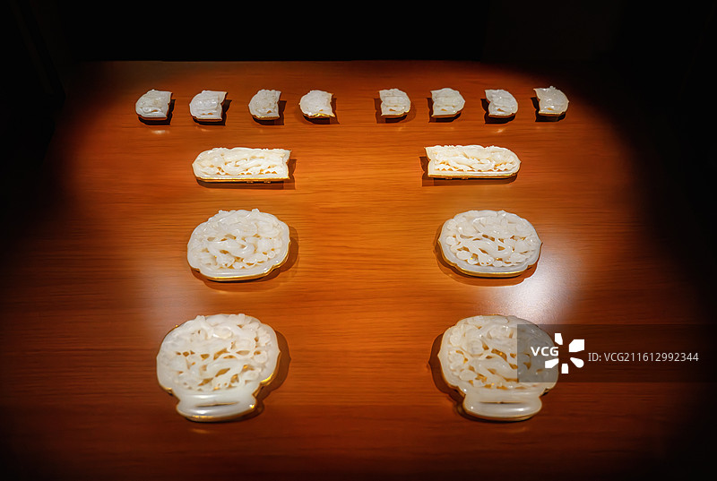 南京市博物馆 馆藏精品 元代 镶金托云龙纹玉带板 1970年南京中央门外张家洼明洪武四年汪兴祖墓出土图片素材