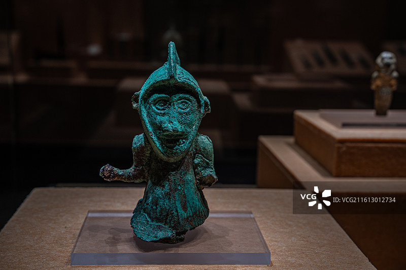 西汉 手持铁剑铜武士像 祥云县文物管理所藏图片素材